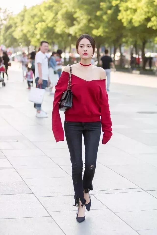  『显得』路人街拍，靓女搭配上一条黑色的紧身裤，显得清凉感十足