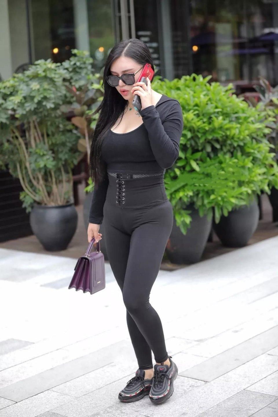 街拍: 丰满紧身衣美女超美大胸好性感,好想和她聊聊