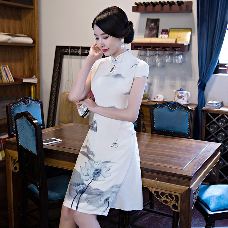 48岁老婆穿这种“改良旗袍”，其实优雅不失女人味，像个小仙女