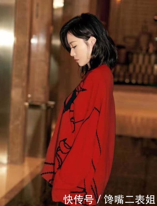  『宽松』女人过40少穿卫衣吧，掉档次！今年流行“百搭毛衣”，减龄又洋气
