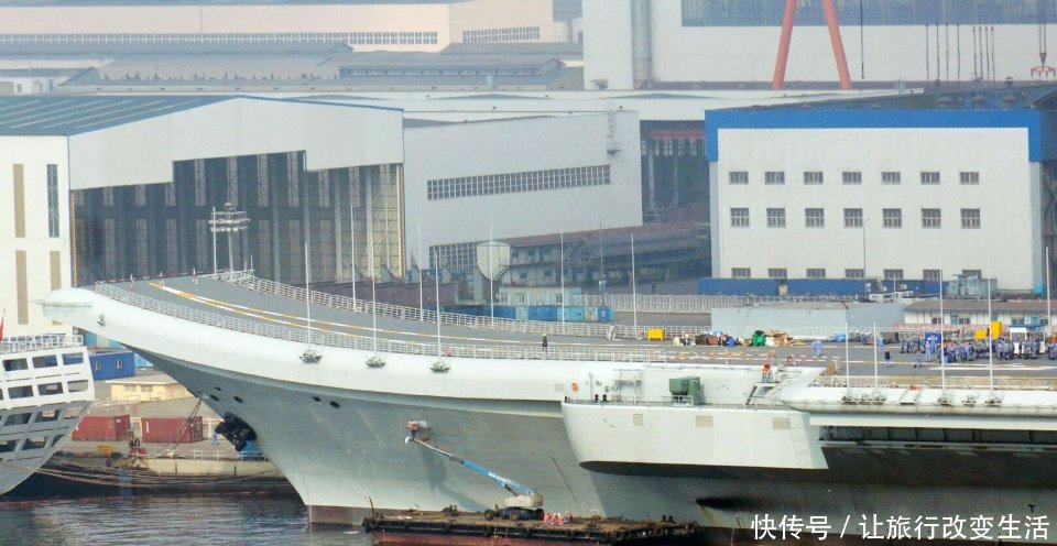 我国首艘国产航空母舰出坞