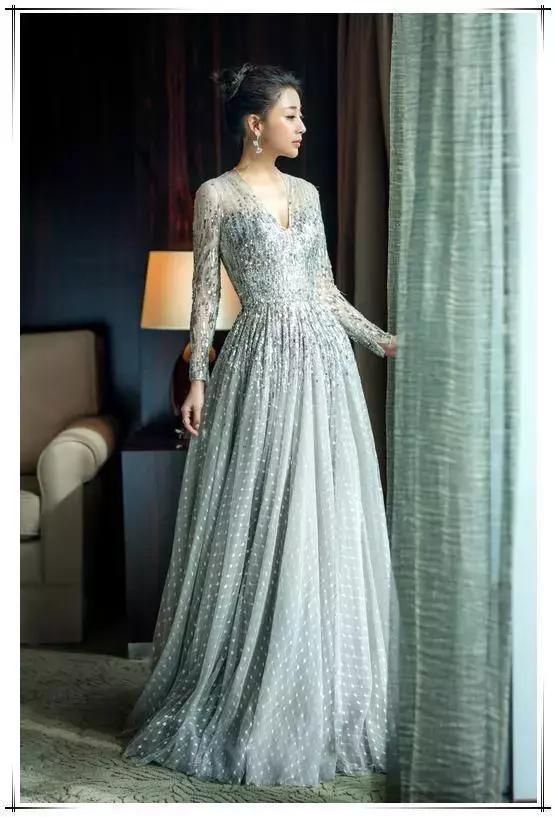 38岁殷桃为扮美，穿开叉裙秀香肩，网友：点到为止的性感恰到好处