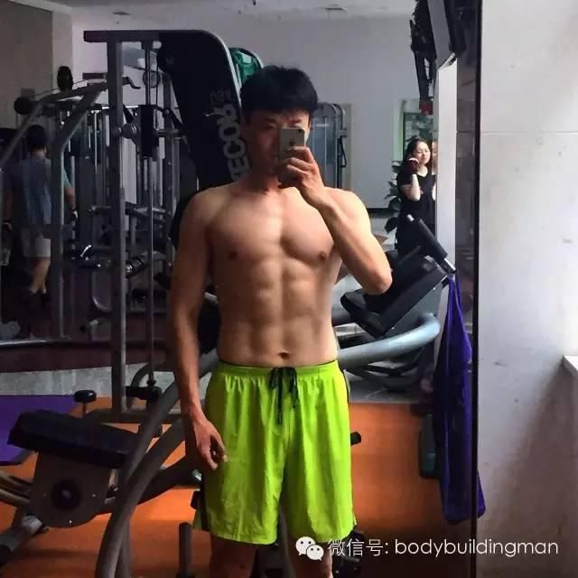 从握酒瓶到拿哑铃，他一年练出了腹肌!