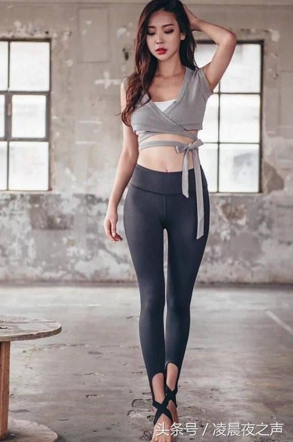 身材姣好的美女穿紧身打底裤，凹凸紧致展现身材曲线，婉约又别致