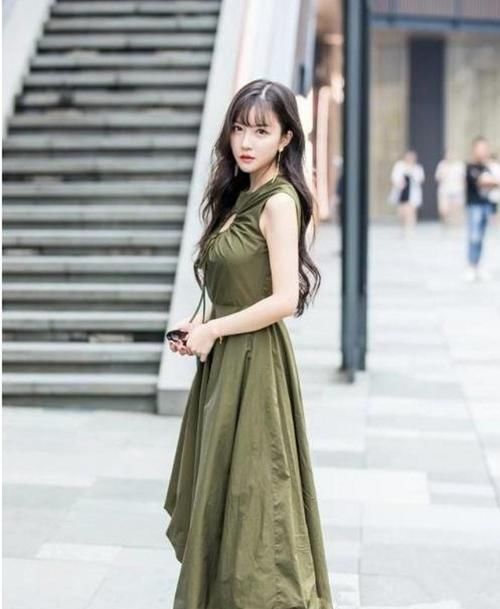  「显身材」潮流速递，路人街拍，美女精致时尚，穿灰色的吊带连衣裙，充满御姐范