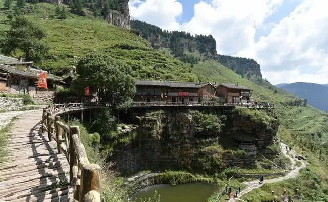 山西一胜境，村子建在峭壁间，好似空中楼阁，走街道上好似走钢丝