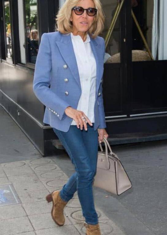 法国第一夫人带狗出行！64岁穿包臀裙 紧身裤 高跟鞋，厉害！