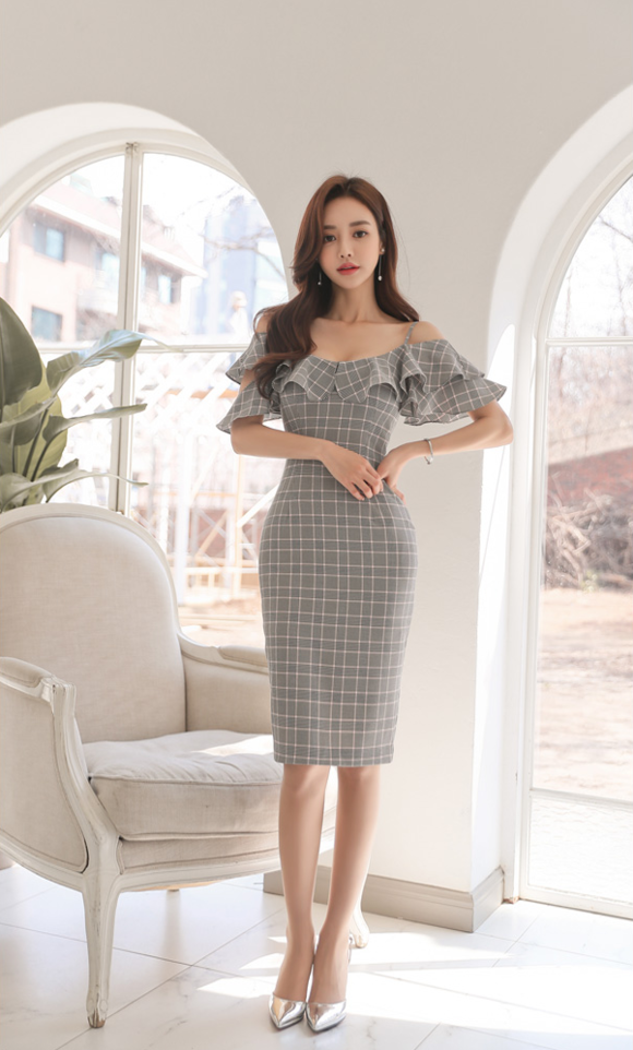 女神孙允珠，灰质石岩苜蓿柔波花边网格裙