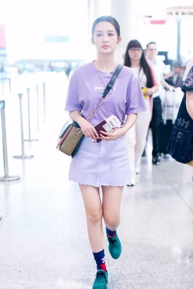 李沁秀新时尚技巧，夏天T恤配针织衫，网友：要时尚就要不怕热！