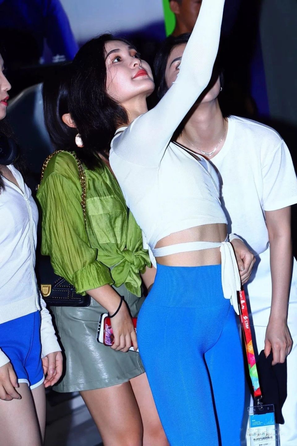 街拍丨穿健身服的小姐姐们一个比一个性感!