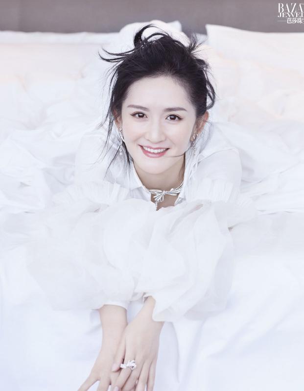 谢娜现身机场,穿大妈同款深色碎花裙,有种女神归来的感觉