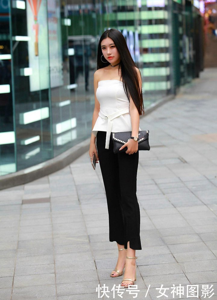 穿白色抹胸裙的小姐姐，优雅又迷人！