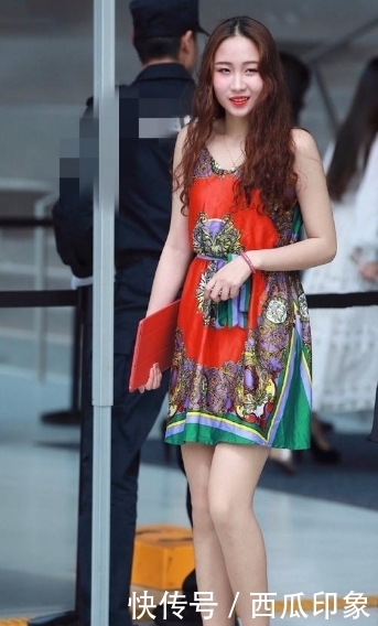 身穿■秀发靓丽的小姐姐身穿花色艳丽连衣短裙尽显迷人风采