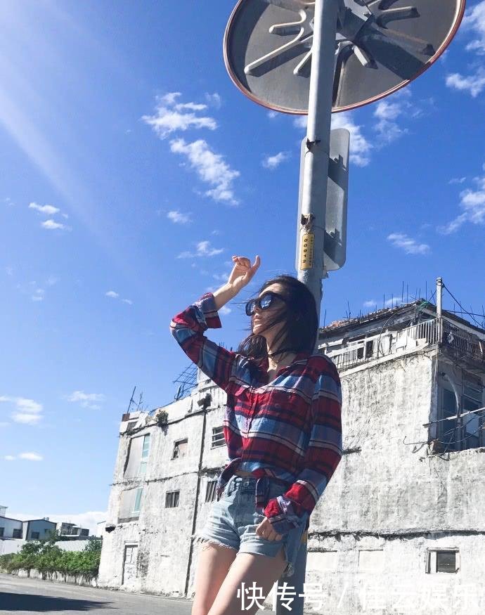 黄梦莹真会搭配, 条纹衬衫配超短裤去机场, 网友: 大长腿无疑!