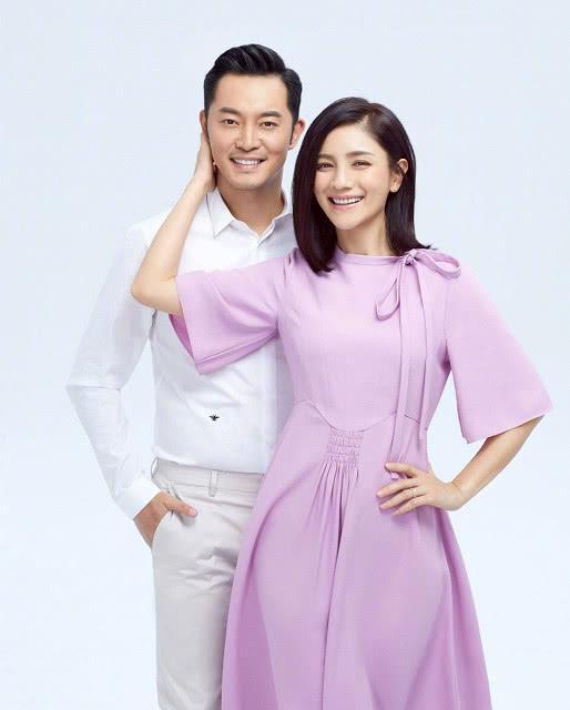 她曾被黄晓明抛弃，如今被3个男人宠成公主，穿搭时尚有女人味！