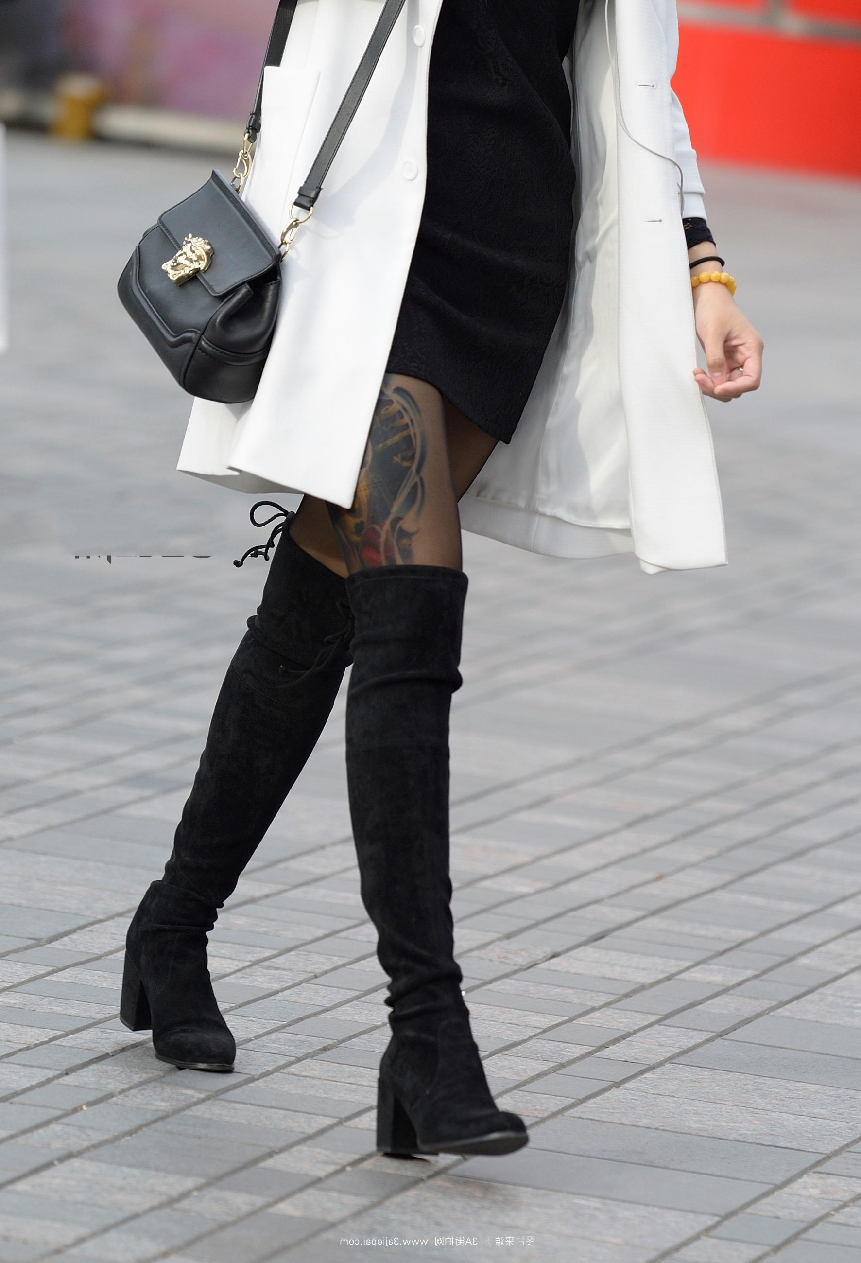 微胖辣姐包臀裙穿插白色风衣，鲜明颜色对比吸睛无数，黑丝丝毫抵