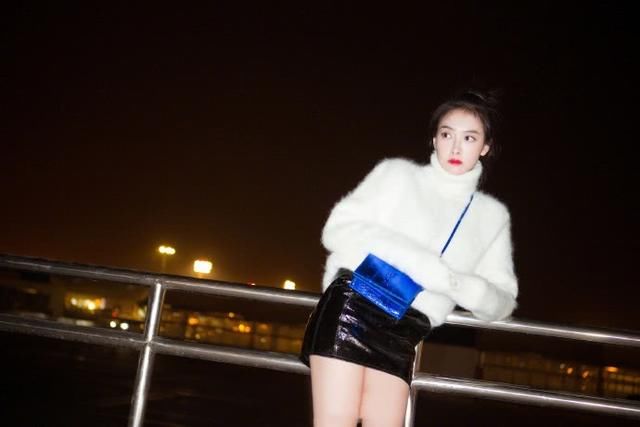 宋茜真猛！裙子穿的跟西装一样短，网友：还以为没穿呢！