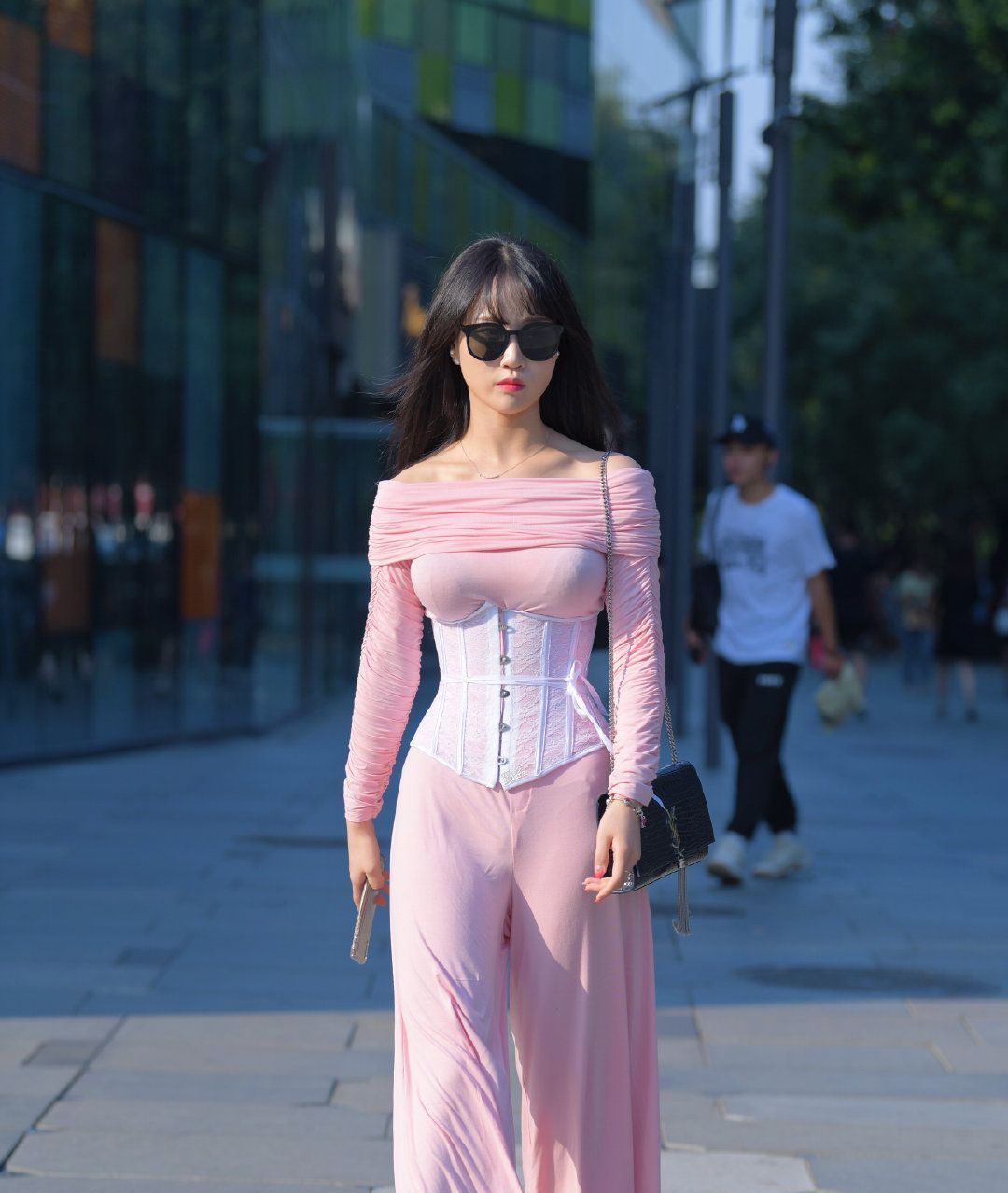  性感：粉色是傻白甜的专属?这么搭配起来,让你减龄又甜美