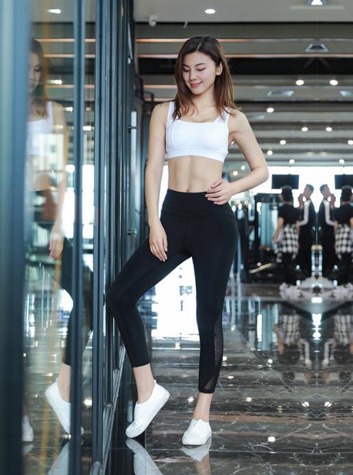 街拍：紧身打底裤美女，匀称的身材，尽显女神气质！