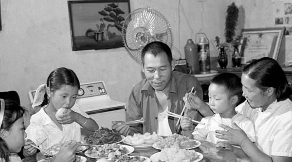  「李文义」上世纪八十年代全国各地小康之家，原来那时他们生活