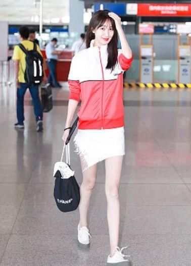 李菲儿真敢穿，上半身平平无奇，下半身却只裹了一块“破布”！