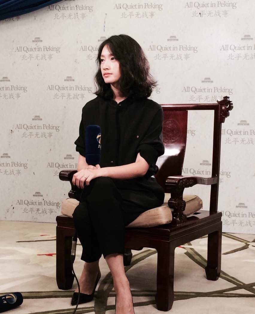 沈佳妮身穿开叉长裙端庄优雅，尽秀大长腿，网友：朱亚文好眼光！