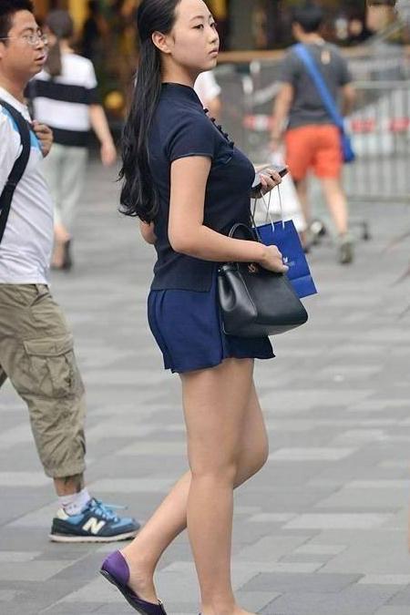 街拍：图1美国模特尴尬不？图2胸前“R”亮了！图3豹纹裤美女