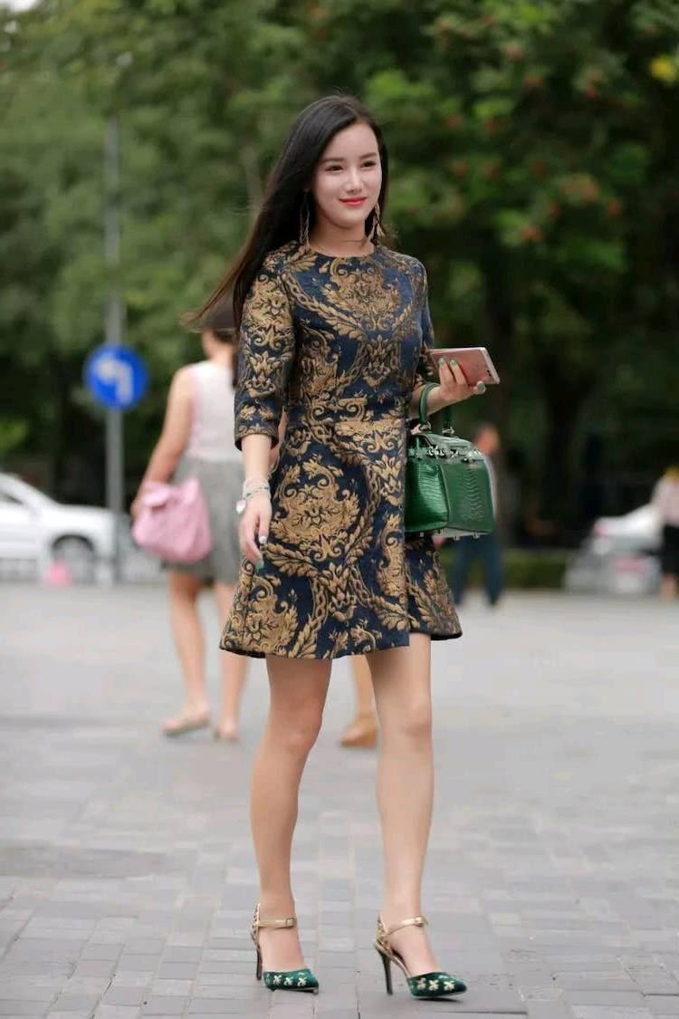 街拍：气质出众俊美的小姐姐，外表上给人很甜美纯洁的感觉！