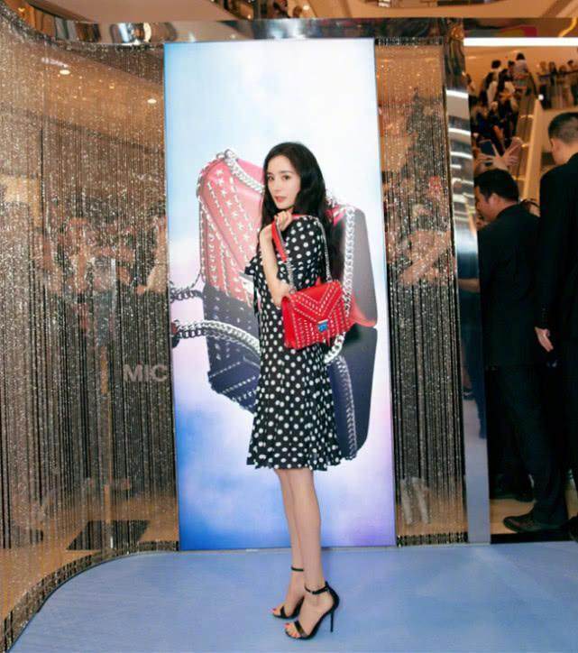 显老的波点裙被杨幂穿出高级感, 凭她的模样, 说她23岁我也信