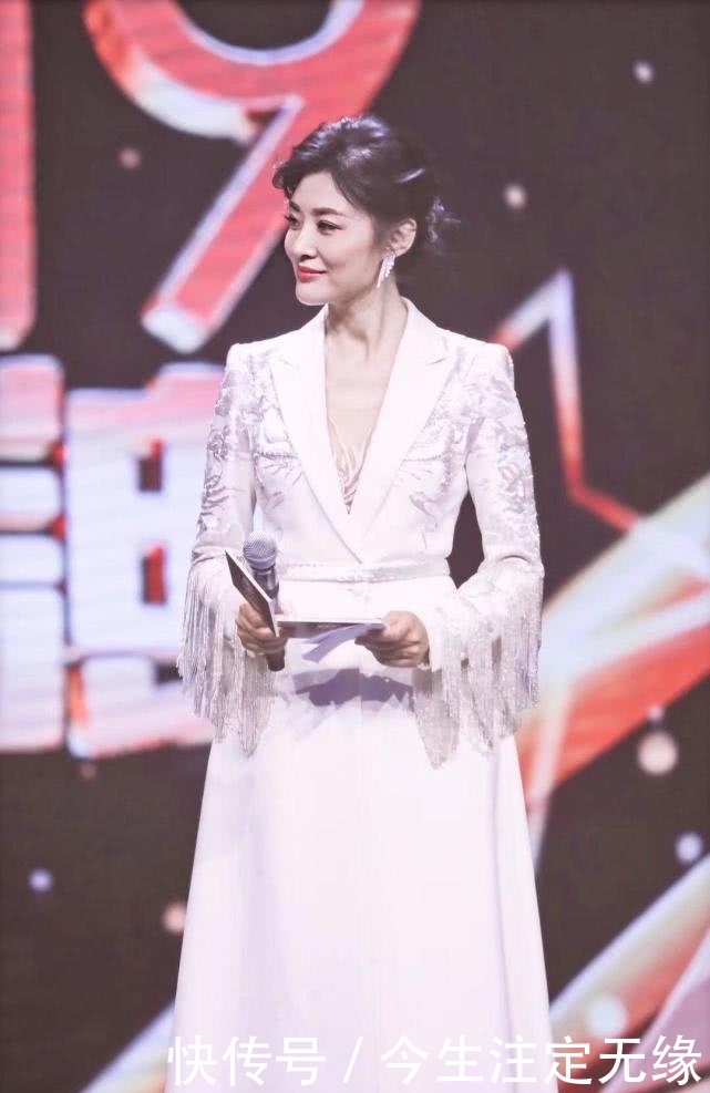  『设计使得』著名主持人周涛真会穿，穿刺绣印花连衣裙高级优雅，显东方女性美
