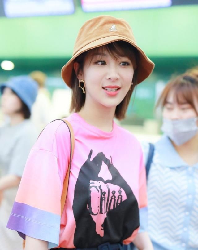 #格子#杨紫穿搭太优秀,穿粉色T恤配粉格子发带,可甜可盐,清纯又减龄