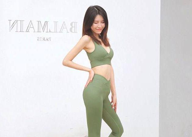 皮肤白皙的抹胸装小姐姐瞬间拥有女神范儿，显得优雅迷人！