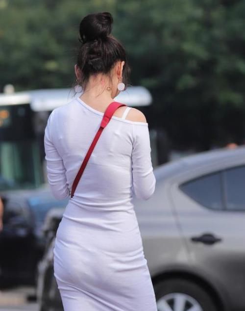  『美女』美女时尚街拍：身材高挑的美女，一件橙色背心配牛仔短裤，青春活力气质范
