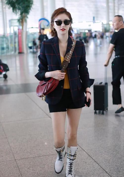 景甜这鞋子真是绝了,脚上绑了两块“豆腐”,解开都要花一个小时吧