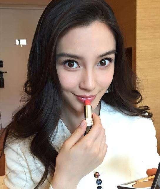 盘点众女星涂口红的样子，没想到最美的不是杨幂热巴居然是她!