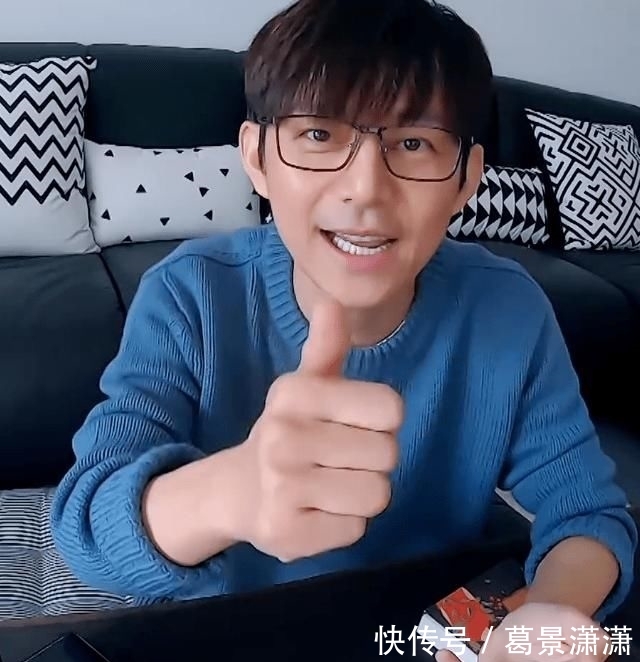 『打通』何炅宅家打通厨艺任督二脉 ,做泡面饼获赞,明星在家也这么会穿