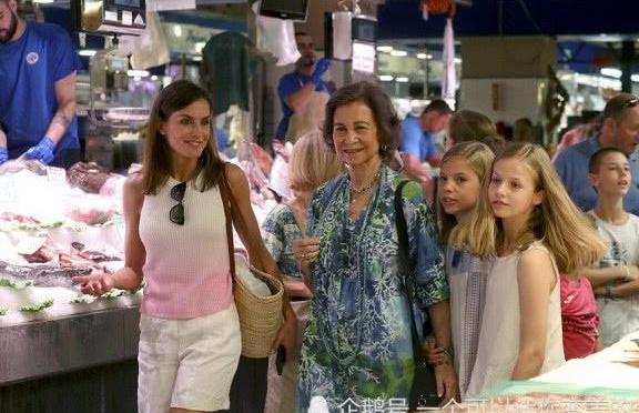 西班牙王后同婆婆女儿逛农贸市场,把高街品背心穿得魅力十足