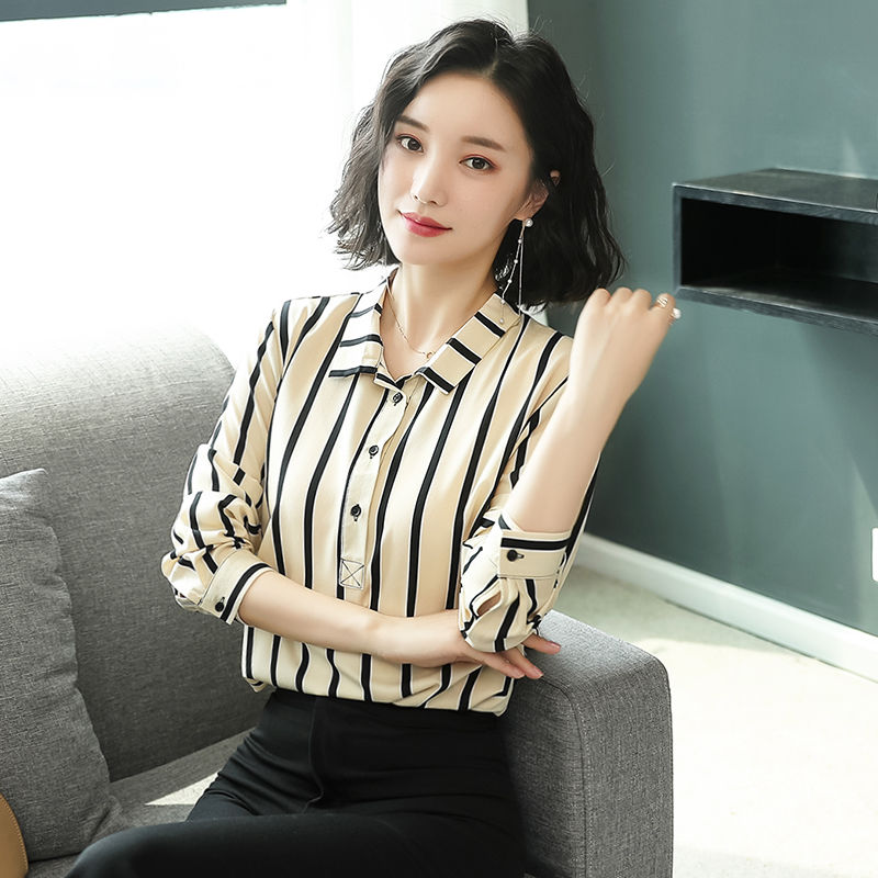 皮肤暗黄女人，建议多穿这洋气小衫，50岁妈一买5件，特显白嫩