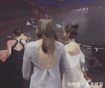 何炅穿越人群拥抱谢娜