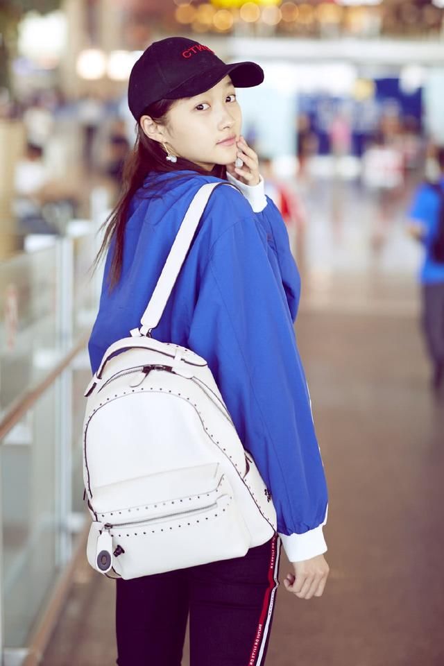 关晓彤也疯狂，为露脚踝把裤子都撕到小腿，这波操作很服气