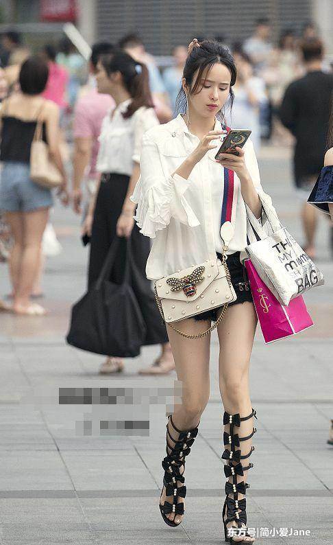 街拍：图五闺蜜紧身包裙上阵，“养眼”的身材，百分百的回头率