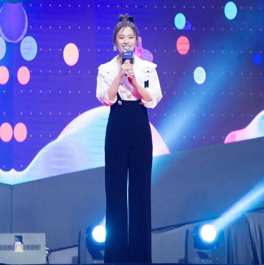 马思纯胆子真大，穿着吊带睡衣就出门了，网友:卖菜大妈?