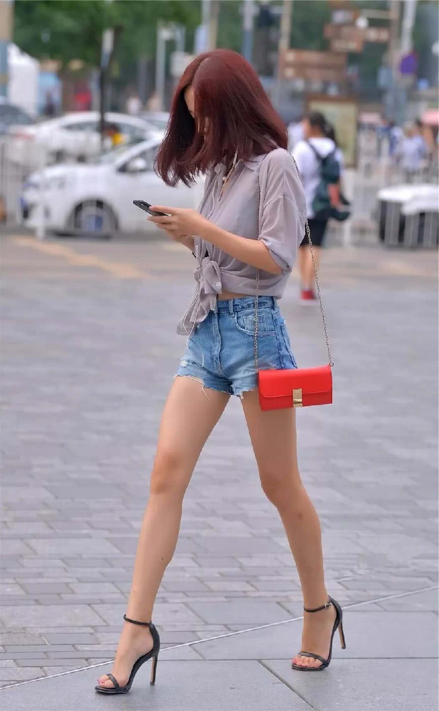 气质小姐姐性感透视装营造朦胧美感，小麦色筷子美腿看点十足