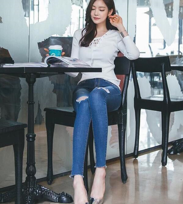 时尚写真,优雅气质的牛仔裤美女,身材凹凸紧致,女神范十足!