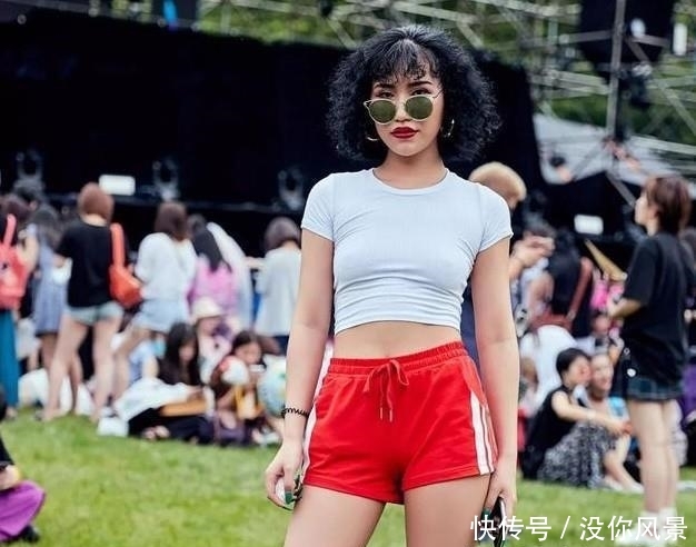  「美女」街拍：百看不厌的美女，丰盈饱满韵味十足，凸显优美身材