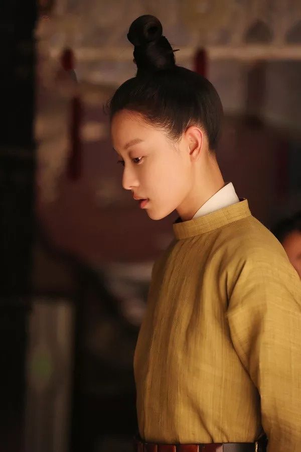 好看| 倪妮素颜扮男装依旧貌美!和精修图无差的好肤质该如何养成?