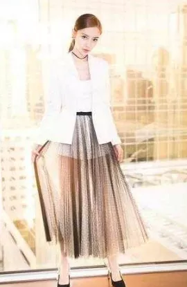 她也真是大胆,完美身材搭配包臀裙，美丽无处可藏！