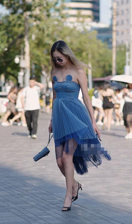 街拍:颜值高的美女,无论穿短裤或裙子,都能“凸显”女人味!