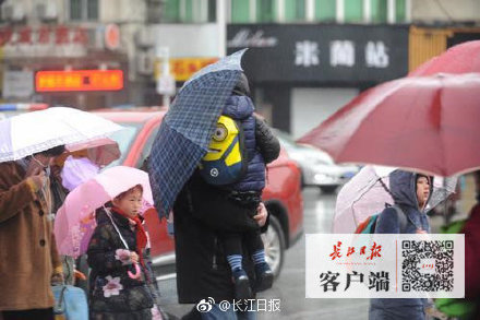 武汉今早气温骤降，市民上班上学风雨无阻