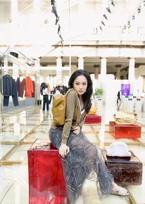 【a932】章小蕙“名媛”气质不是吹的，深V针织衫配薄纱半身裙，哪像56岁